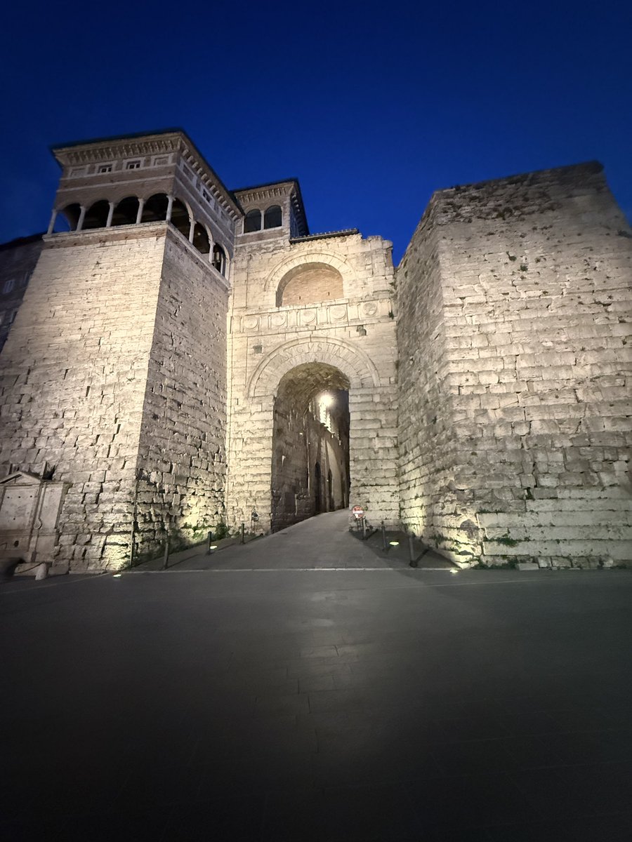 csevgut's tweet photo. He estado en la hermosa ciudad medieval de Perugia y allí tienen una Puerta Etrusca y me gustaría saber si el gran @imorenogallo la conoce. Además en muchos edificios medievales de la ciudad me ha parecido ver lo que parecen grapas enormes https://t.co/iZ8F2xhTKa