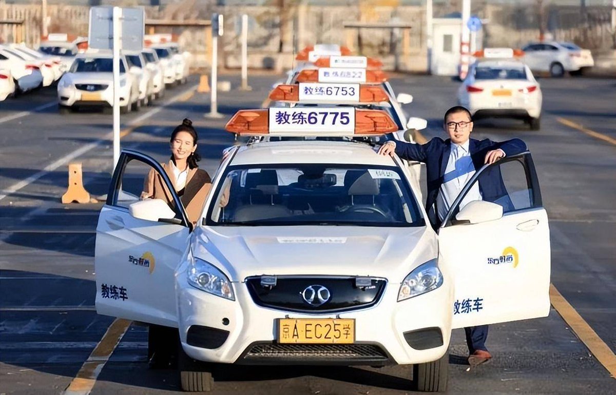 RemoteLuxury68's tweet photo. Today I finally passed my driving test after 3 months of sweating through parallel parking and forgetting turn signals. No more begging my friend for rides! #LearnerDriver #RoadTestPass https://t.co/xfSB2tjpWM