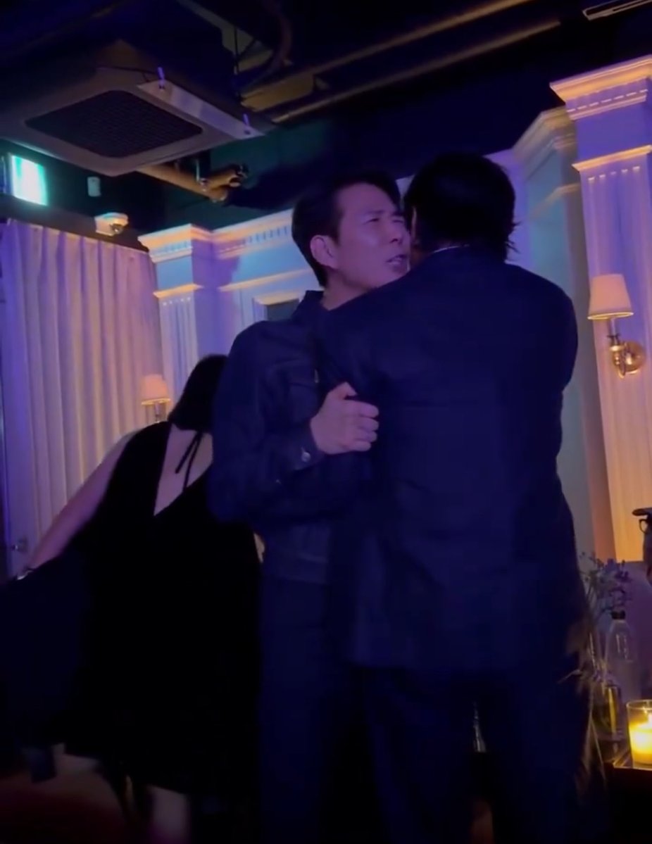 inhun588's tweet photo. jj whenever there’s a bicep to squeeze and hold onto https://t.co/v2ShjtxIGg