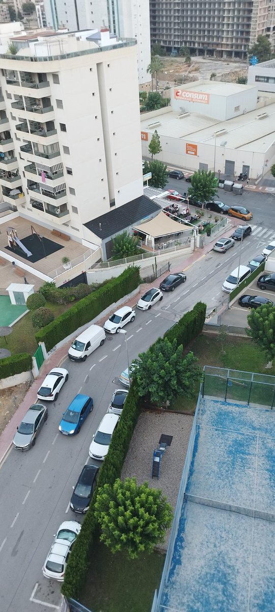 albert_msanchez's tweet photo. @AjtVilaJoiosa en la calle Llevant, en la cala de Finestrat, no paran de aparcar coches en una calle de doble sentido, ocupando uno de los carriles. Hace poco vi como casi atropellan a un niño. Me pueden decir si lo van a permitir todo el verano? https://t.co/ybMoUuLXRD