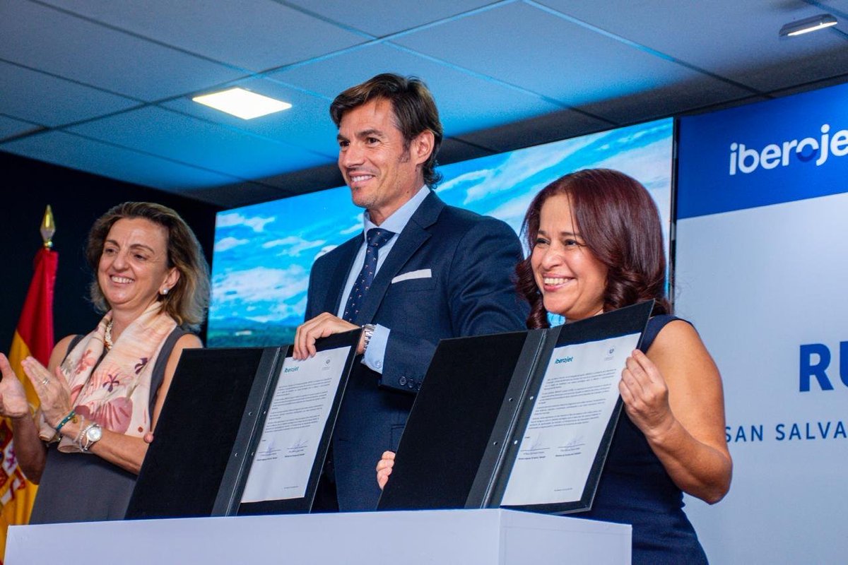 EmbEsElSalvador's tweet photo. 🛫 La Embajadora 🇪🇸 , junto a la Ministra @MorenaValdezSV  y Mario Domínguez de @Iberojetair_es , acompañados de  @CEPASV y @aacelsalvador , presidieron el acto de lanzamiento  y firma del convenio de nuevas rutas San Salvador–Madrid y San Salvador–Barcelona en la Embajada 🇪🇸 https://t.co/Y3UxdT4E7o