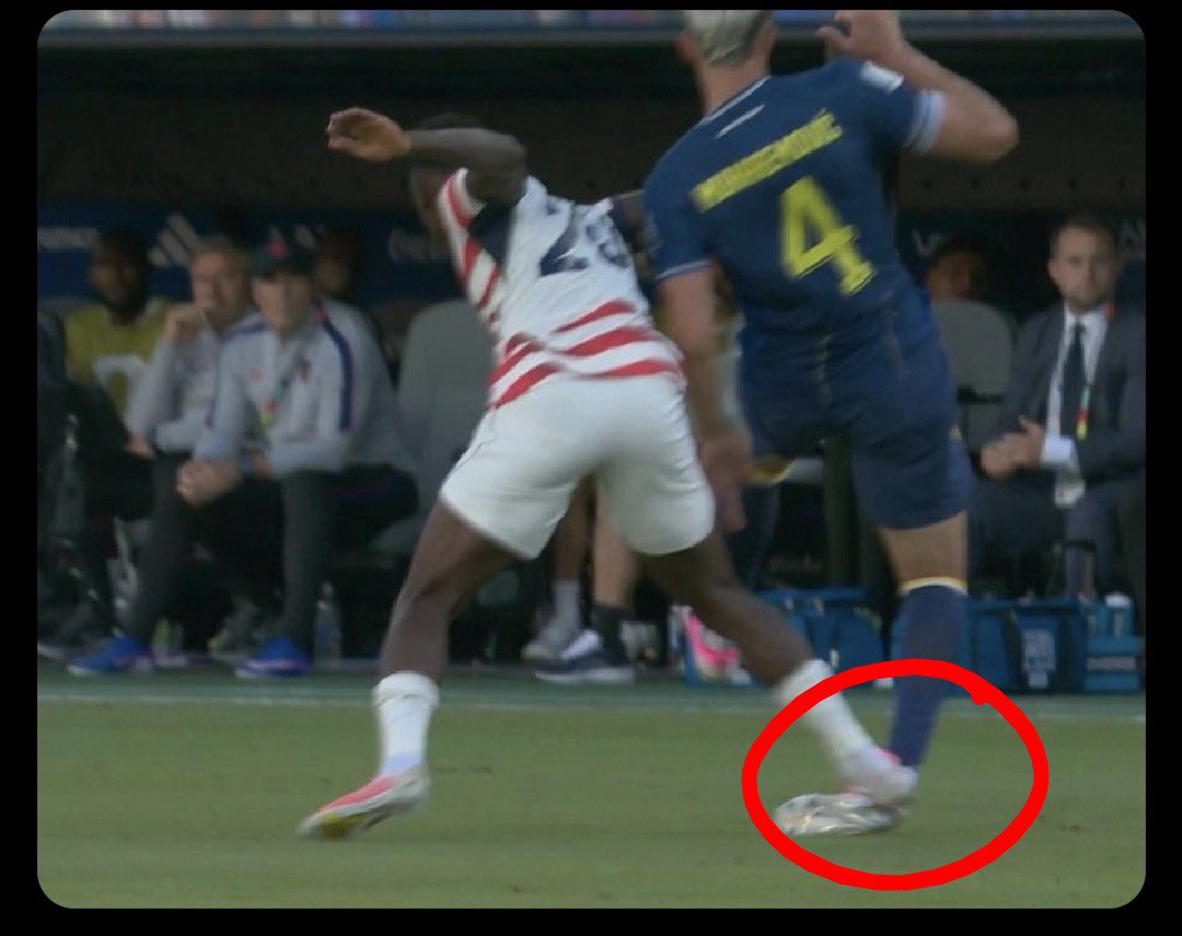 ibilange's tweet photo. @djentleknight @SportsCenter Calcanhar não é tornozelo. https://t.co/e6yDb96lPI