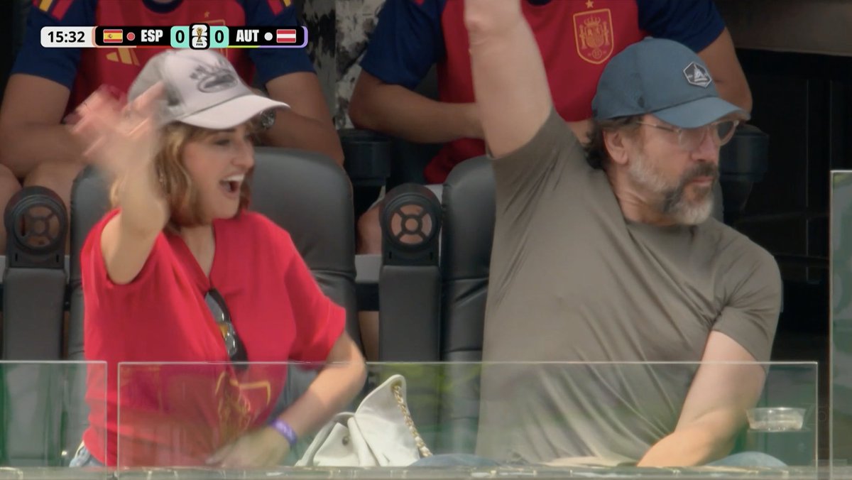 david_lrl's tweet photo. Tenemos animando a España 🇪🇸 en Los Ángeles a nuestros oscarizados Penélope Cruz y Javier Bardem 🤩 https://t.co/HCm2QCX2sR