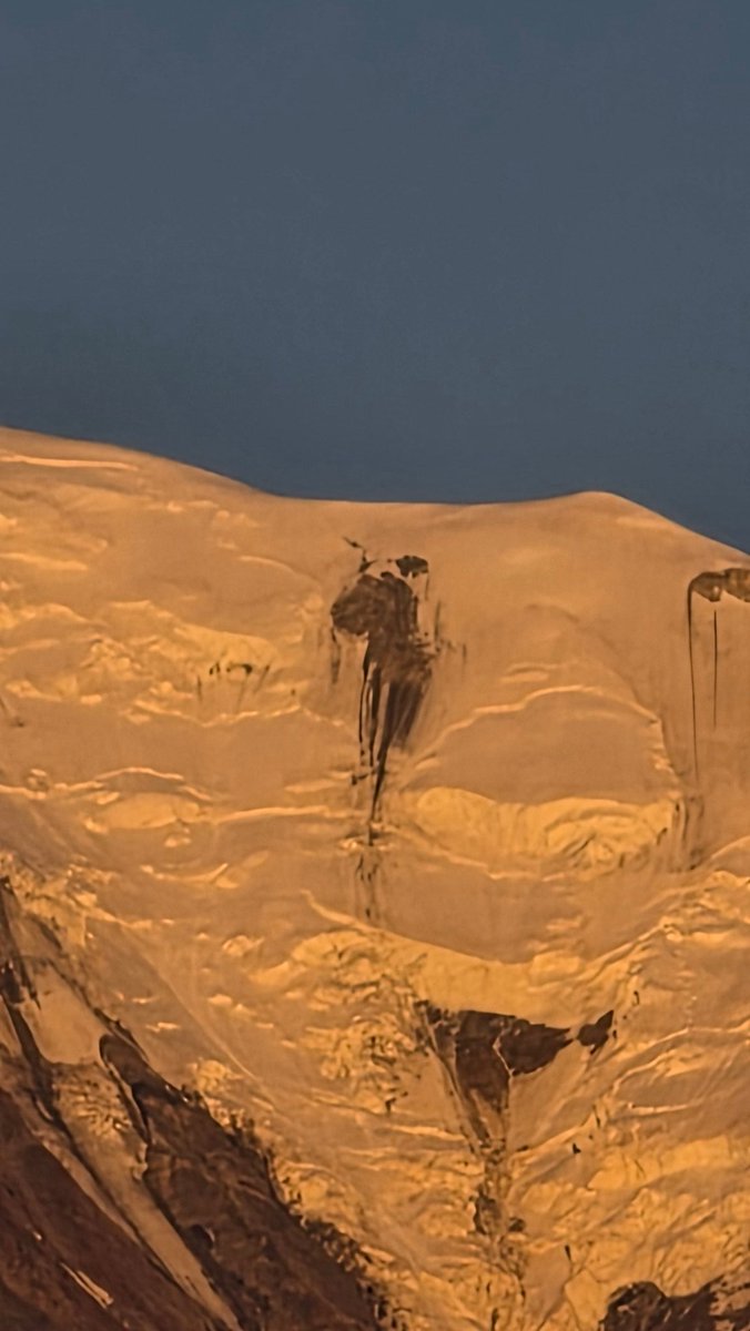 nadroj74's tweet photo. Vous vous souvenez de cette histoire ? Avec les chaleurs de cette année, notre randonneur (ou colporteur) du Mont-Blanc est déjà là depuis 2 semaines... les montagnes sont tellement en souffrance c'est d'une tristesse... photos prises à l'instant https://t.co/S53VSEPEKH