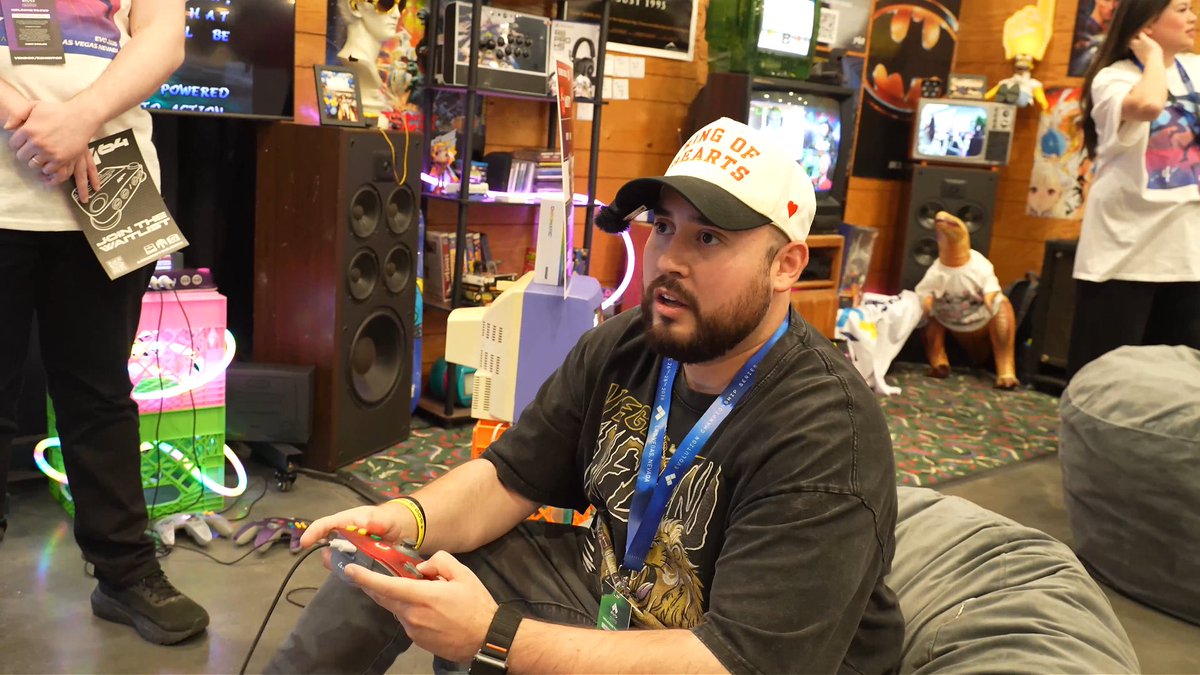 Glyphics's tweet photo. New Vlog out now!! 

Scavenger Hunt for Free @ChipotleTweets at @Evo !! 

Please Like &amp; Comment!! (Subscribe if you’re new) 🙌🏼

https://t.co/Ib9iYoD611 https://t.co/m5jzBQRyiV