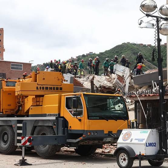 MarioNawfal's tweet photo. 🇻🇪 Fuel shortages are slowing earthquake rescue efforts in Venezuela

Fuel shortages have forced excavators and cranes to stop working at some rescue sites in La Guaira, delaying efforts to clear debris and search for survivors.

Families say heavy machinery has been sitting idle since the previous day because there wasn't enough diesel.

In response, state oil company PDVSA ramped up diesel production, while officials moved to address the fuel shortage.

The government says 1.5 million liters of diesel have now been delivered to keep rescue equipment running.

Stay strong, Venezuela.

Source: Bloomberg / Writer: Daniyal