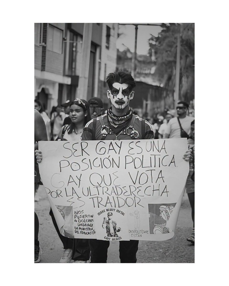 RedGrayson777's tweet photo. Encontré una más mela.
Antes que emitan un juicio sin falacias, entren a la rae, buscan el significado de la palabra facismo, con que corriente está asociada y con mucho gusto les debato.
 #pride #orgullo https://t.co/DO3wemvrOy