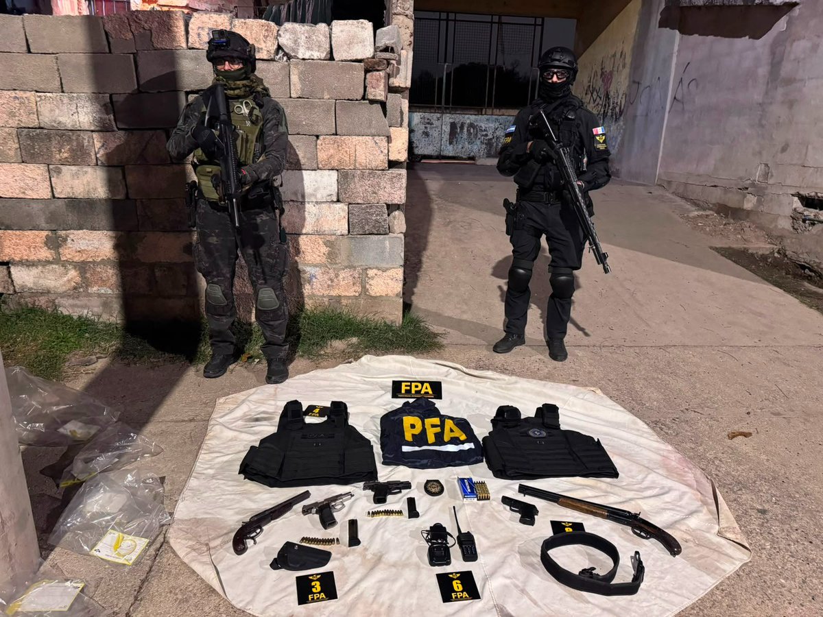 JuliLopezOK's tweet photo. En #Córdoba no damos un paso atrás en la lucha contra el narcotráfico.

Gracias al trabajo de la @FPAcba, del Fuero de Lucha contra el Narcotráfico y de la Justicia, se logró desbaratar dos bandas narco, detener a 19 personas y secuestrar más de 17 kilos de droga, armas, vehículos y dinero proveniente de esta actividad delictiva.

Ahora tenemos que dar el siguiente paso: aprobar la #LeyAntibúnker para desarticular también la infraestructura que estas organizaciones utilizan para operar.

Más herramientas para la #Justicia. Más Estado. Más seguridad para los cordobeses. 

#HacerParaCrecer