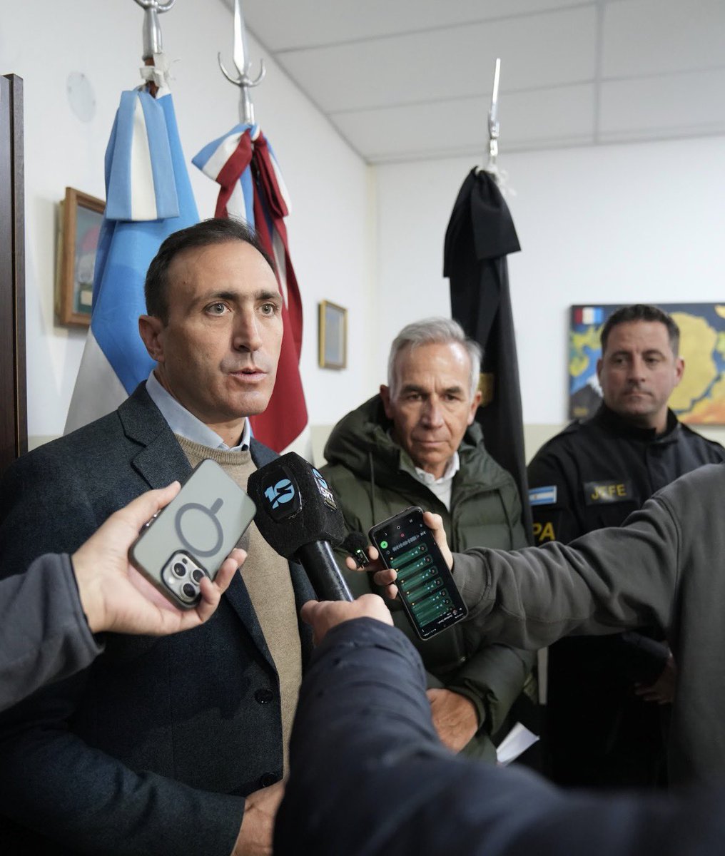 JuliLopezOK's tweet photo. En #Córdoba no damos un paso atrás en la lucha contra el narcotráfico.

Gracias al trabajo de la @FPAcba, del Fuero de Lucha contra el Narcotráfico y de la Justicia, se logró desbaratar dos bandas narco, detener a 19 personas y secuestrar más de 17 kilos de droga, armas, vehículos y dinero proveniente de esta actividad delictiva.

Ahora tenemos que dar el siguiente paso: aprobar la #LeyAntibúnker para desarticular también la infraestructura que estas organizaciones utilizan para operar.

Más herramientas para la #Justicia. Más Estado. Más seguridad para los cordobeses. 

#HacerParaCrecer