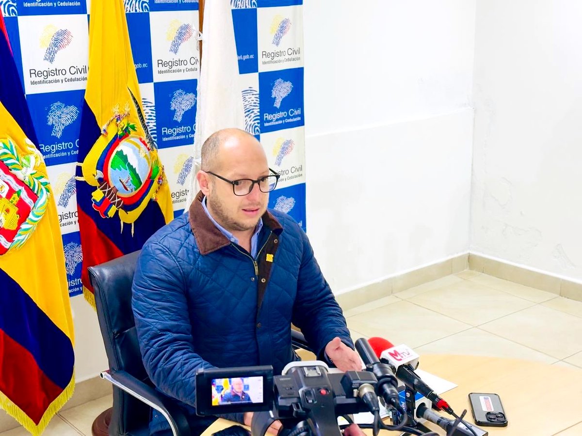 RCivil_Zona7's tweet photo. 📻📺📰 #Entrevista | Para varios medios de comunicación de #Loja, informamos a la ciudadanía:

👉La agencia Loja atiende de lunes a sábado de 08h00 a 17h00.

✅El servicio de cedulación y pasaportes se extiende sin agendamiento de turno, hasta el 31 de diciembre de 2026. https://t.co/F7MEAC11yH