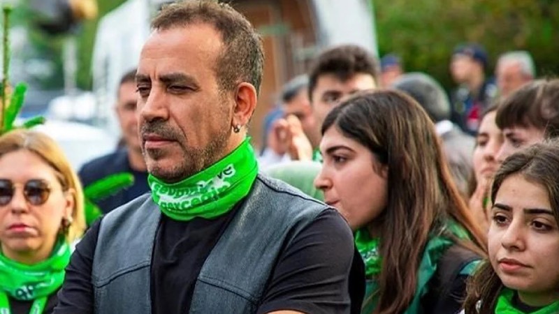 ZamHaberAjans's tweet photo. Haluk Levent:

"Düşündüm, elimizdeki parayla ne yapabiliriz, kalıcı bir şeyler yapmalıyız." 

"Ben "1000 ev yapacağım" diye açıklama yaptım, sonra 460 ev yaptık." 

"Diğer konutlar için bize tahsis edilen yerler 8-9 ay bize teslim edilmedi." 

"Anlaşma yaptığımız firmalar sipariş edilen ürünleri teslim etti." 

"8-9 ay bu malzemeleri depoladık ve hatta bazı malzemeler deforme oldu." 

"Bizden okul yapmamızı talep ettiler, biz de mantıklı bulduk." 

"Konut yapımı için sıkıntılar vardı." 

"Bana diyorlar, "1000 konut yapacaktın, yarısını yaptın." Sebebi bu." 

"Bizim projemiz okul projesine çevrildi." 

"Kalan 844 konut bütçesi ile okul yaptık ve öğrencilerin kullanımına sunduk."