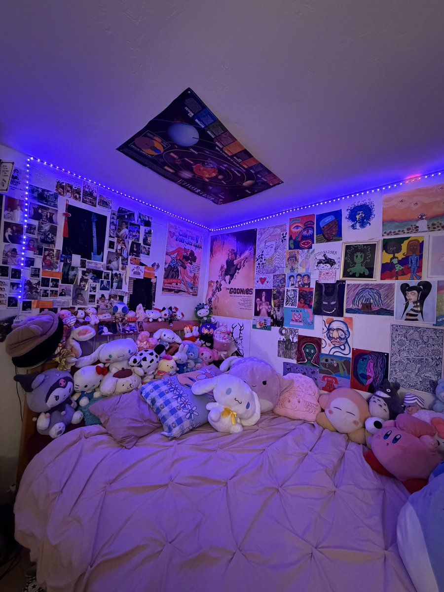 groovygurlanna's tweet photo. my room at 26 ! https://t.co/rN4AWfqbFB