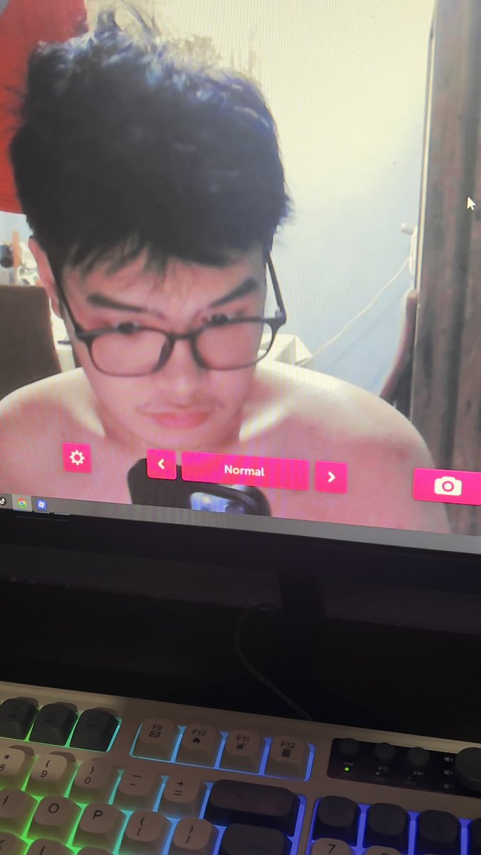 Azulus_0309's tweet photo. idkk first time mag webcam pic hehdhd https://t.co/k1F32i99Ao