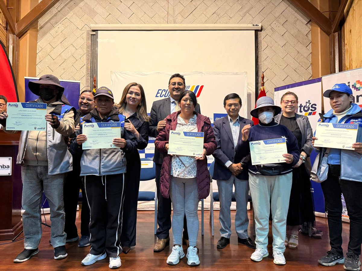 Telecom_Ec's tweet photo. 📍 #Riobamba | ¡Más ciudadanos preparados para el futuro digital! 

🎓Hoy, entregamos 150 certificados a ciudadanos y servidores municipales en el Mega Punto Digital Gratuito Riobamba. Ellos fortalecieron sus conocimientos en:

🧵 https://t.co/ZqkXrR9oCe