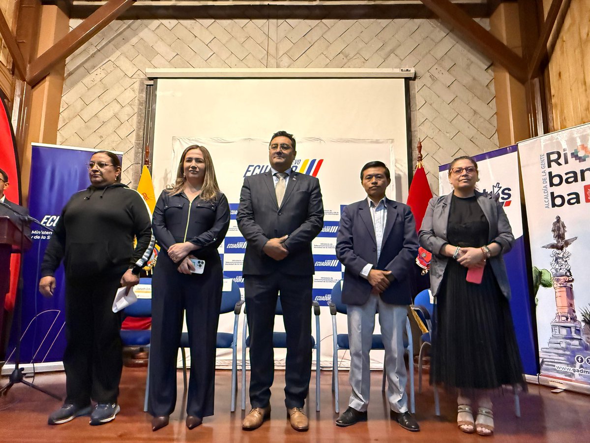 Telecom_Ec's tweet photo. 📍 #Riobamba | ¡Más ciudadanos preparados para el futuro digital! 

🎓Hoy, entregamos 150 certificados a ciudadanos y servidores municipales en el Mega Punto Digital Gratuito Riobamba. Ellos fortalecieron sus conocimientos en:

🧵 https://t.co/ZqkXrR9oCe