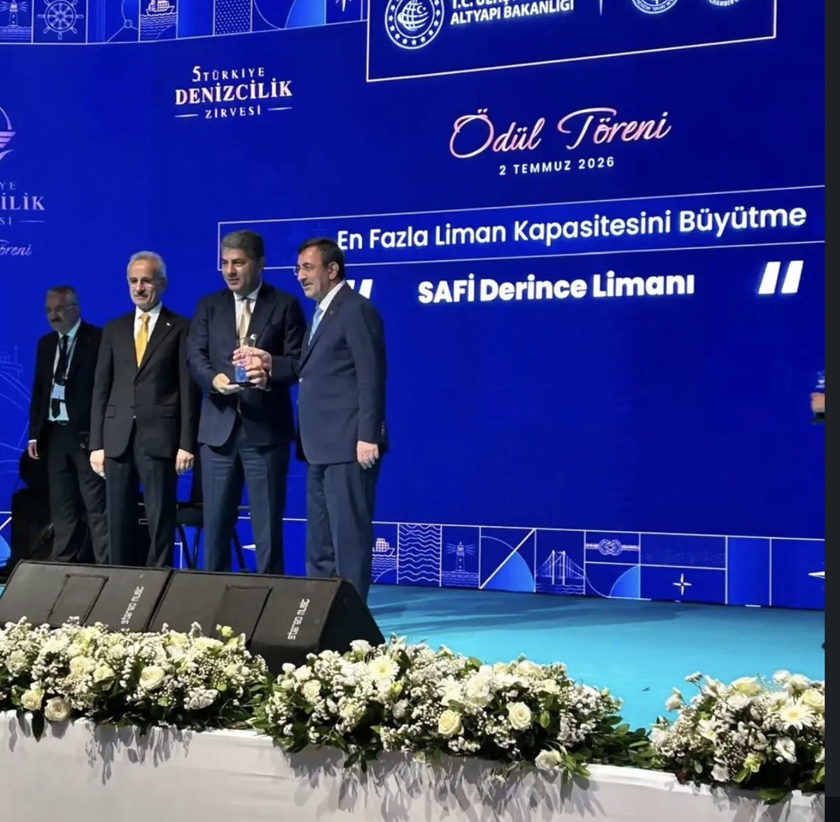 FenerGlobalOrg's tweet photo. Hakan Safi, Ulaştırma Bakanı Abdulkadir Uraloğlu ve Cumhurbaşkanı Yardımcısı Cevdet Yılmaz'dan Denizcilik Zirvesi’nde ödül aldı. https://t.co/ElIYi0I3EM