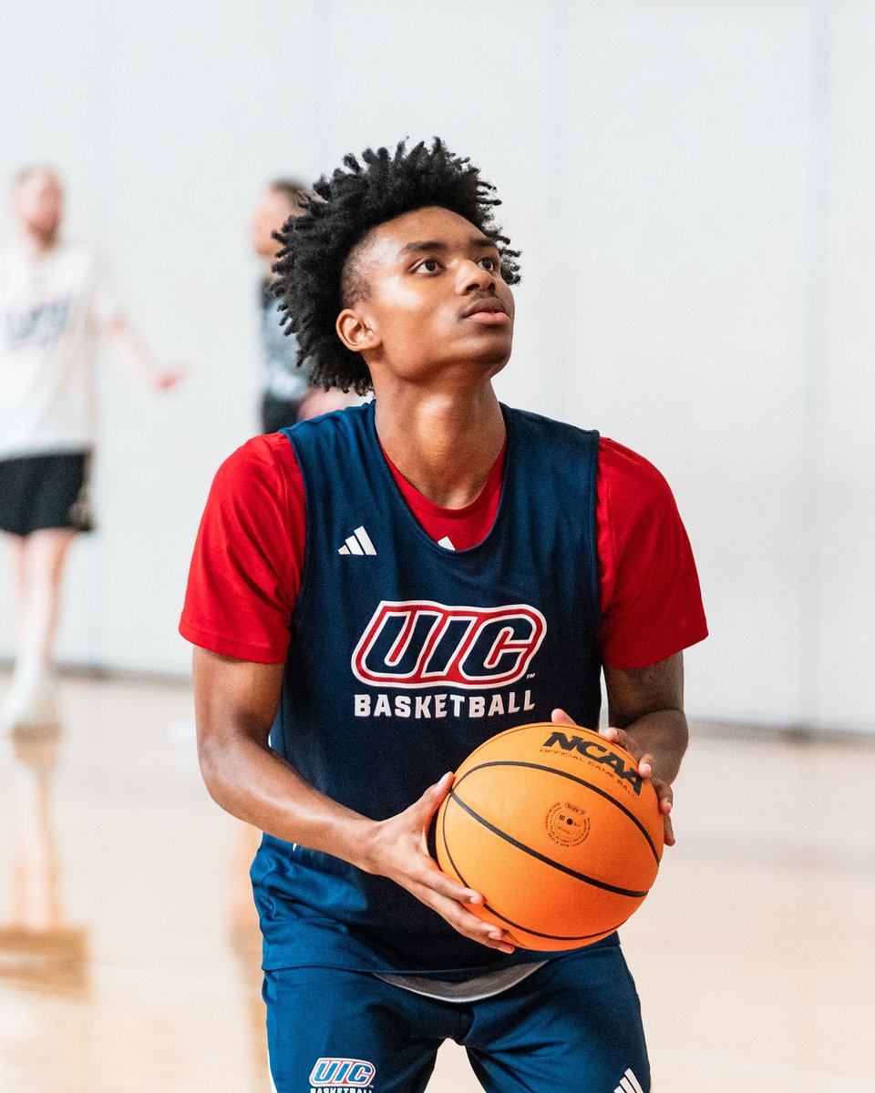 UIC_MBB's tweet photo. 𝐖𝐢𝐧𝐧𝐢𝐧𝐠 𝐡𝐚𝐛𝐢𝐭𝐬 𝐬𝐭𝐚𝐫𝐭 𝐥𝐨𝐧𝐠 𝐛𝐞𝐟𝐨𝐫𝐞 𝐠𝐚𝐦𝐞 𝐝𝐚𝐲. 🏀

🔥 Humility in every rep.
🔥 Focus in every possession.
🔥 Building something bigger than ourselves.

#ChicagosCollegeTeam | #BeLegendary https://t.co/RuihiIHRBL