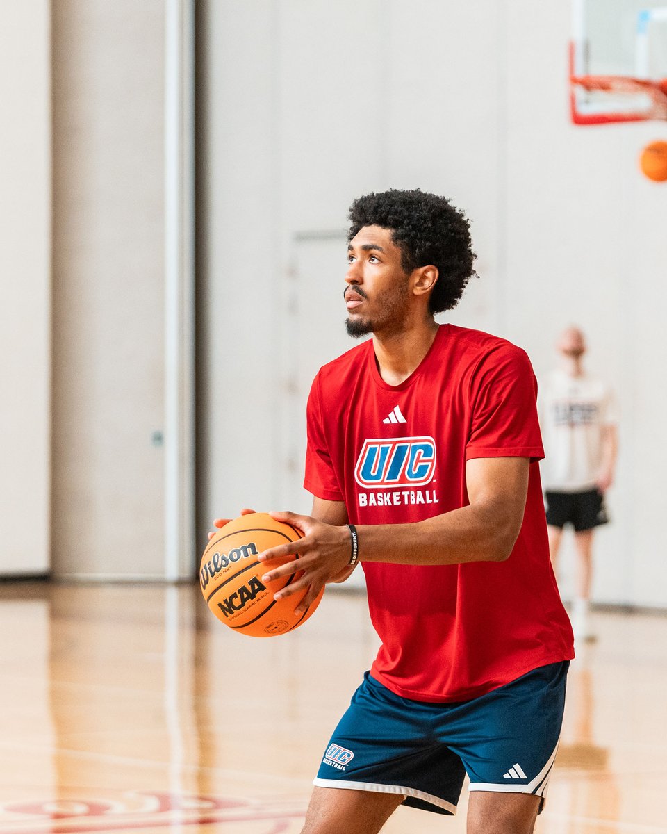 UIC_MBB's tweet photo. 𝐖𝐢𝐧𝐧𝐢𝐧𝐠 𝐡𝐚𝐛𝐢𝐭𝐬 𝐬𝐭𝐚𝐫𝐭 𝐥𝐨𝐧𝐠 𝐛𝐞𝐟𝐨𝐫𝐞 𝐠𝐚𝐦𝐞 𝐝𝐚𝐲. 🏀

🔥 Humility in every rep.
🔥 Focus in every possession.
🔥 Building something bigger than ourselves.

#ChicagosCollegeTeam | #BeLegendary https://t.co/RuihiIHRBL