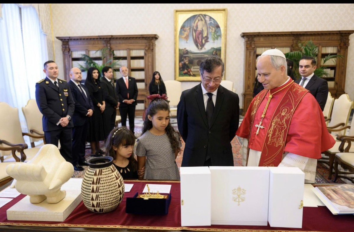 LuzEstella's tweet photo. @IvanCepedaCast Mas bien enfóquese en los gastos del gobierno saliente. Que role desempeño y quien pago por el viaje de Vanessa Cortés Carmona para ser parte de la delegación de @petrogustavo a la reunión en El Vaticano con @Pontifex_es ? https://t.co/yeCnfMPNNv