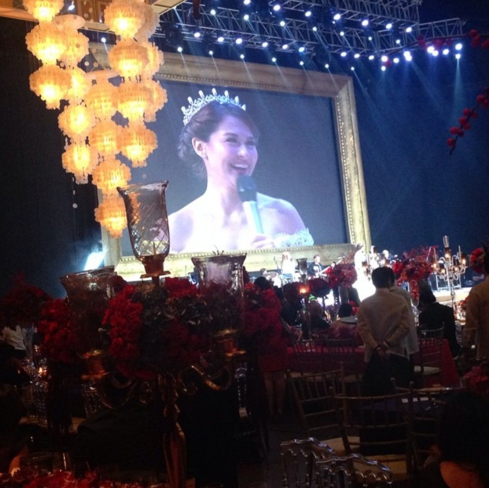 22797x's tweet photo. in the Philippines, there's a well-known actor/actress couple who rented SM Moa Arena for their wedding reception in 2014

ig renting an arena venue is really genius specially if ur inviting up to 1000+ people to celebrate with https://t.co/JEpBM3fAla