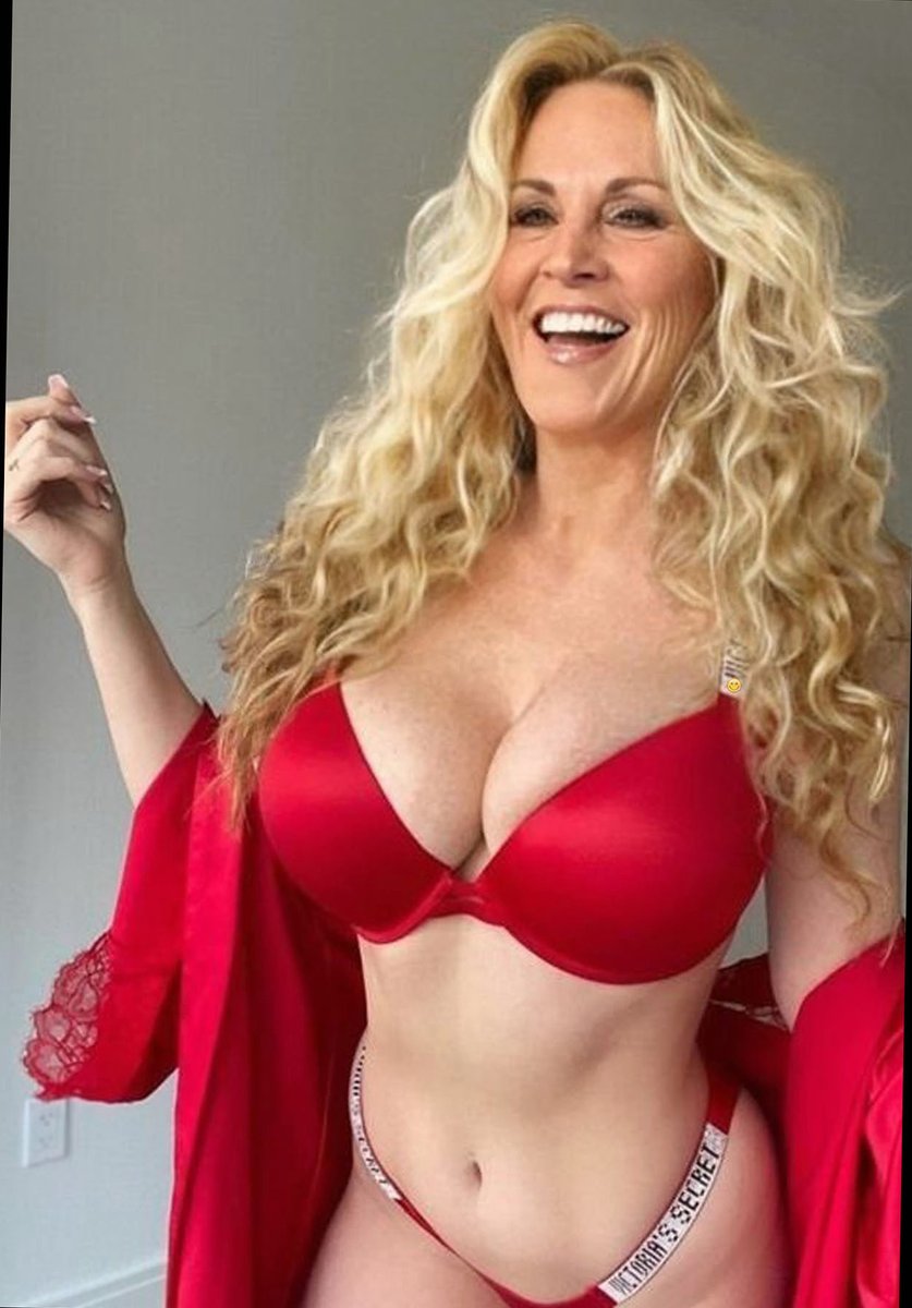 lees_ryan48489's tweet photo. Is red my color? Yes or no. https://t.co/a2WmqqxEV1