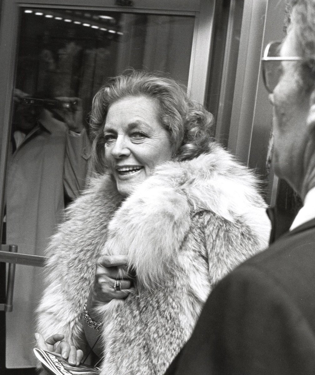 SAINTBERGMAN's tweet photo. who else has a massive crush on lauren bacall https://t.co/c1apLZiCgT