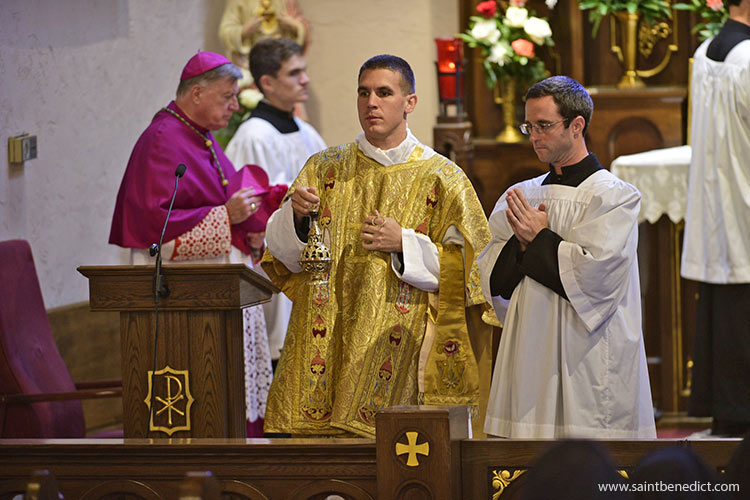 SiateSanti's tweet photo. La Fraternità Sacerdotale di San Pietro (#FSSP) afferma che la sua lealtà a #Roma la distingue dalla Fraternità Sacerdotale San Pio X (#FSSPX).

La FSSP sostiene inoltre che il "tradizionalismo" sia diventato un'etichetta ideologica.

«Si basa su una falsa comprensione della tradizione che separa la tradizione del passato dalla Chiesa di oggi. Ma non si può contrapporre la Chiesa di oggi alla Chiesa di ieri, o viceversa».

Da anni, la fraternità ha registrato una crescita costante, soprattutto tra i giovani. 

Solo nel giugno 2026, 13 uomini del seminario di #Wigratzbad sono stati ordinati sacerdoti. L'età media dei suoi membri è di 39 anni.