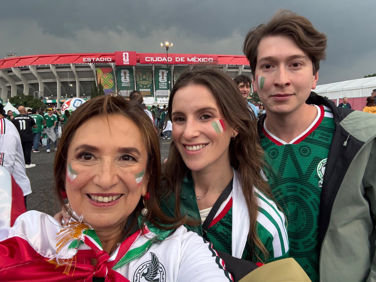 Hectori93867004's tweet photo. Ratas hijos de putas.
Compran boletos para los partidos de México con el dinero del pueblo. 
Mal paridos. https://t.co/H7cOb320UH