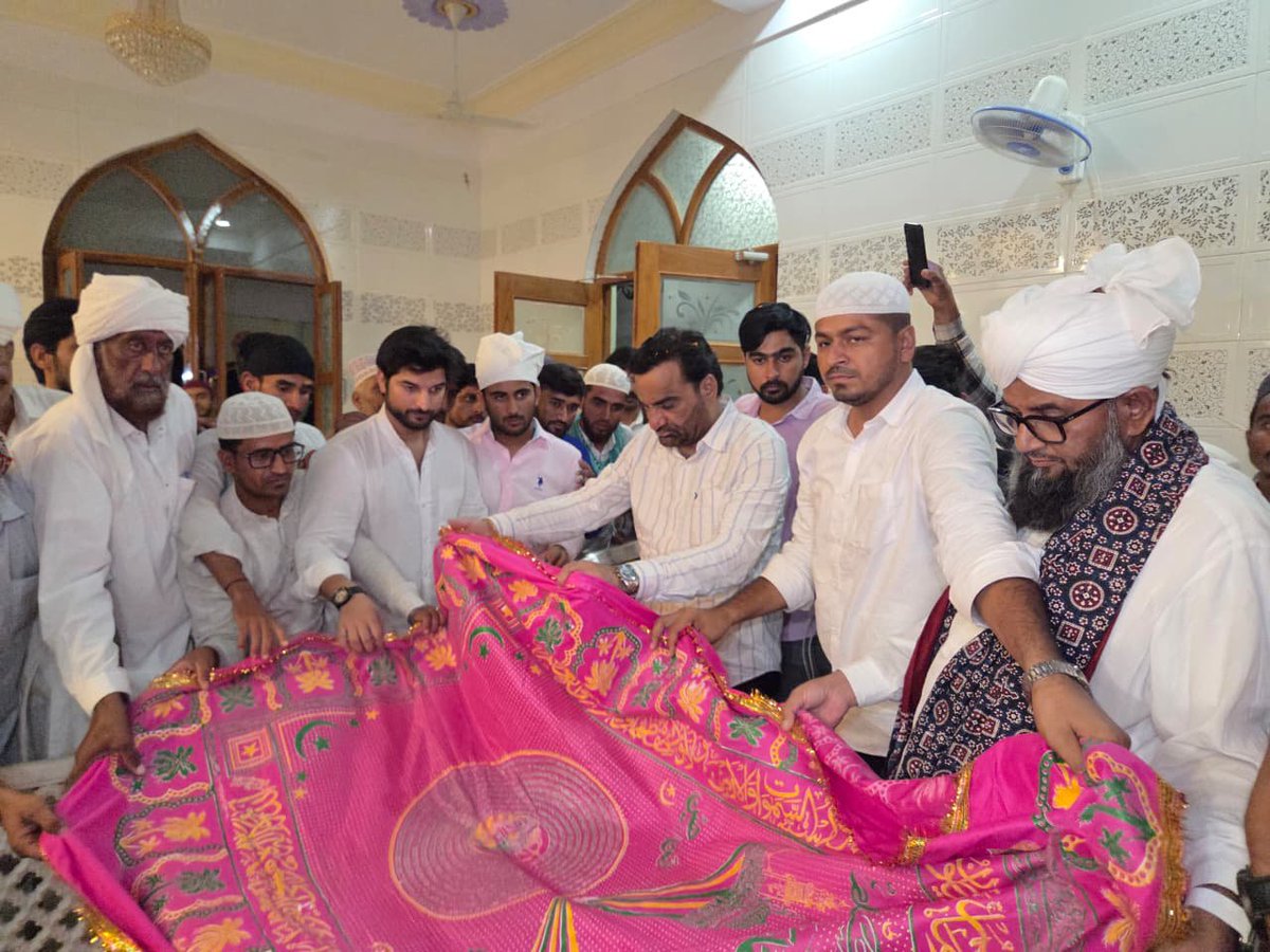 hanumanbeniwal's tweet photo. बाड़मेर जिले के सहलाउ स्थित दरगाह शरीफ में जियारत की और  देश में अमन, चैन, भाईचारे तथा सभी की सलामती, तरक्की और खुशहाली के लिए दुआ मांगी । https://t.co/C8YgA3SPkZ
