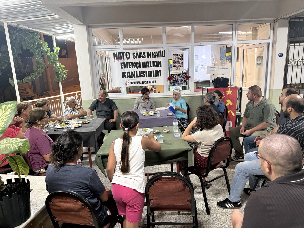 dip_org_tr's tweet photo. 📍İzmir/Gökdere

🗓️Madımak katliamının 33.yıl dönümünde katliamı unutmamak, katliamcı düzenden hesap sormak için mahallenin emekçi halkıyla buluştuk.

✊🏻Yitirdiklerimizin anısına yaptığımız saygı duruşuyla başlayan anmamız bir yoldaşımızın konuşmasıyla devam etti. 

‼️Yoldaşımız Madımak Otel'inde  faşistlerin ve siyasal İslamcıların yaktığı ateşin arkasında NATO beslemesi kontrgerillanın, devletin hâkim güçlerinin ve düzen siyasetçilerinin olduğunu belirtti. 

‼️ Bugün, 6-7 Temmuz’da Ankara’da toplanmaya hazırlanan suç örgütü NATO’nun terörist yüzünü açığa çıkarmak ve emekçi halkın kanlısı olduğunu hatırlatmanın sorumluluğuyla anmamızı gerçekleştirdik. 

#UnutMADIMAKlımda
