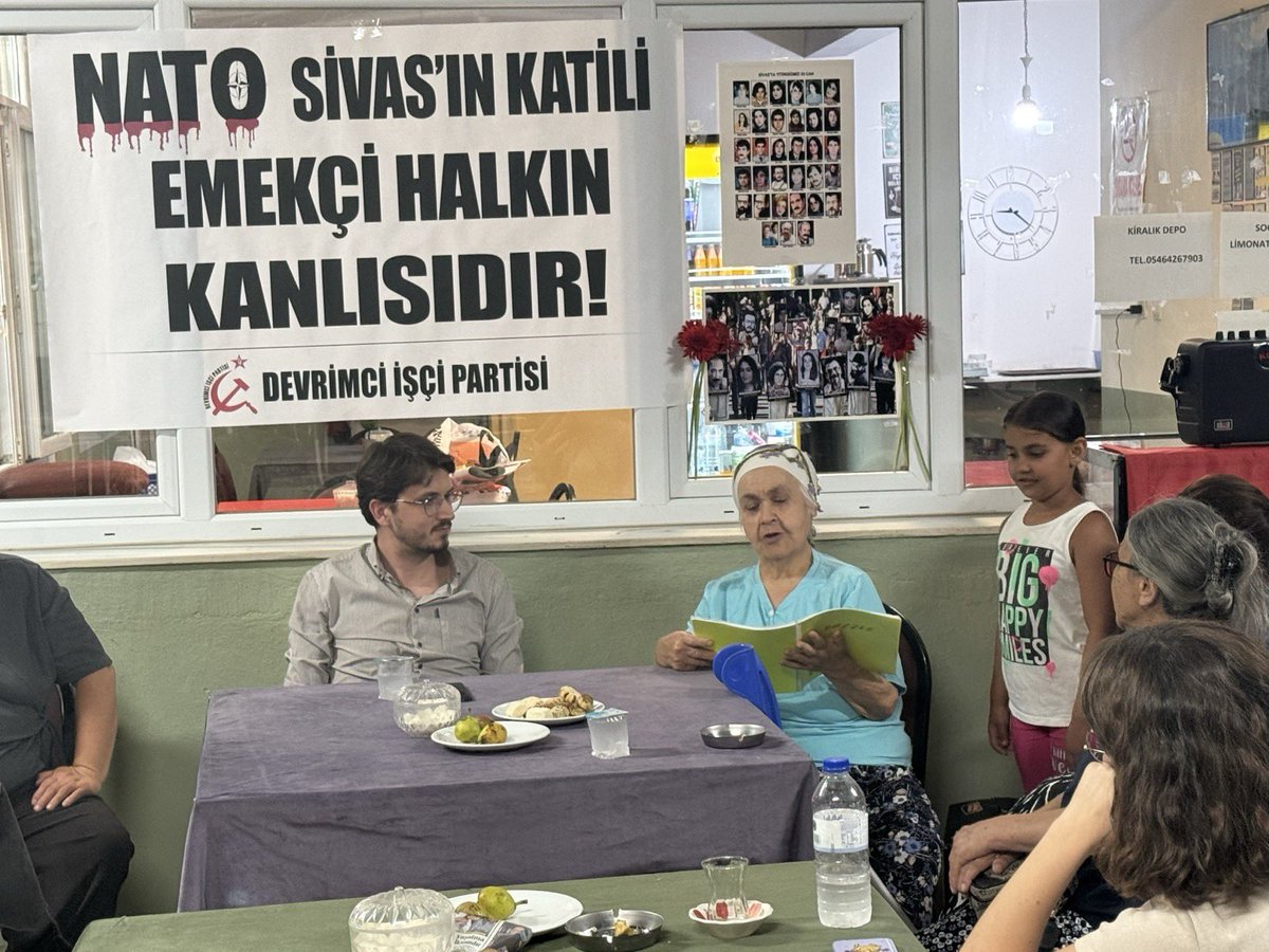 dip_org_tr's tweet photo. 📍İzmir/Gökdere

🗓️Madımak katliamının 33.yıl dönümünde katliamı unutmamak, katliamcı düzenden hesap sormak için mahallenin emekçi halkıyla buluştuk.

✊🏻Yitirdiklerimizin anısına yaptığımız saygı duruşuyla başlayan anmamız bir yoldaşımızın konuşmasıyla devam etti. 

‼️Yoldaşımız Madımak Otel'inde  faşistlerin ve siyasal İslamcıların yaktığı ateşin arkasında NATO beslemesi kontrgerillanın, devletin hâkim güçlerinin ve düzen siyasetçilerinin olduğunu belirtti. 

‼️ Bugün, 6-7 Temmuz’da Ankara’da toplanmaya hazırlanan suç örgütü NATO’nun terörist yüzünü açığa çıkarmak ve emekçi halkın kanlısı olduğunu hatırlatmanın sorumluluğuyla anmamızı gerçekleştirdik. 

#UnutMADIMAKlımda