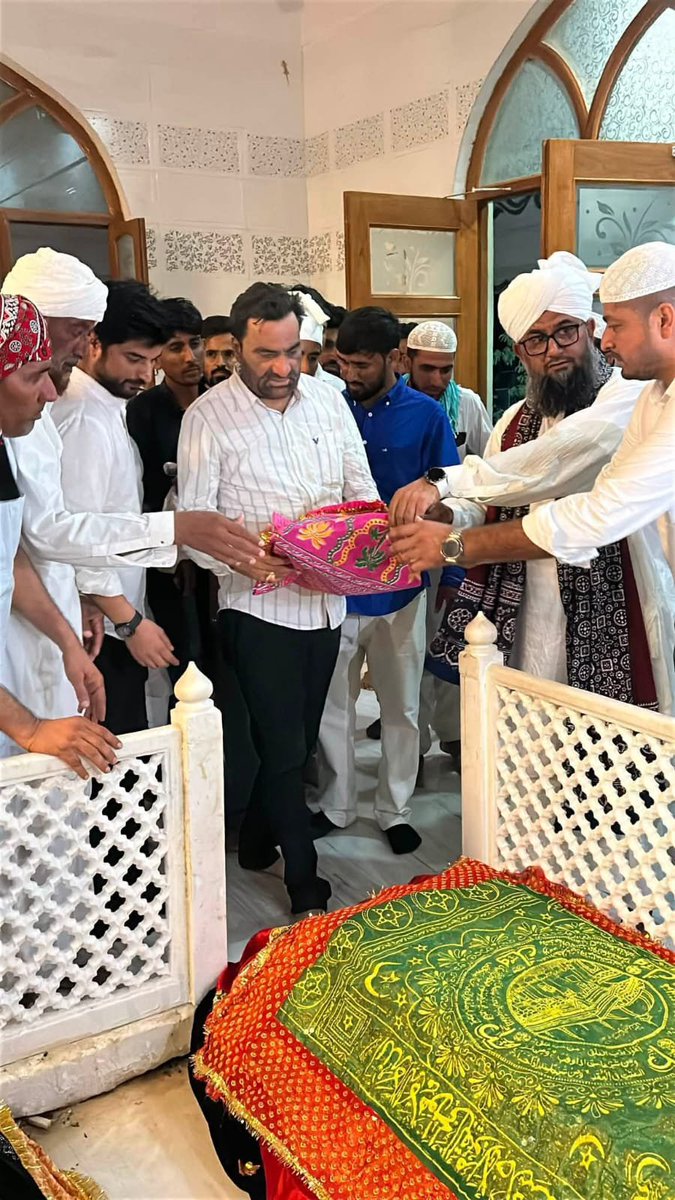 hanumanbeniwal's tweet photo. बाड़मेर जिले के सहलाउ स्थित दरगाह शरीफ में जियारत की और  देश में अमन, चैन, भाईचारे तथा सभी की सलामती, तरक्की और खुशहाली के लिए दुआ मांगी । https://t.co/C8YgA3SPkZ