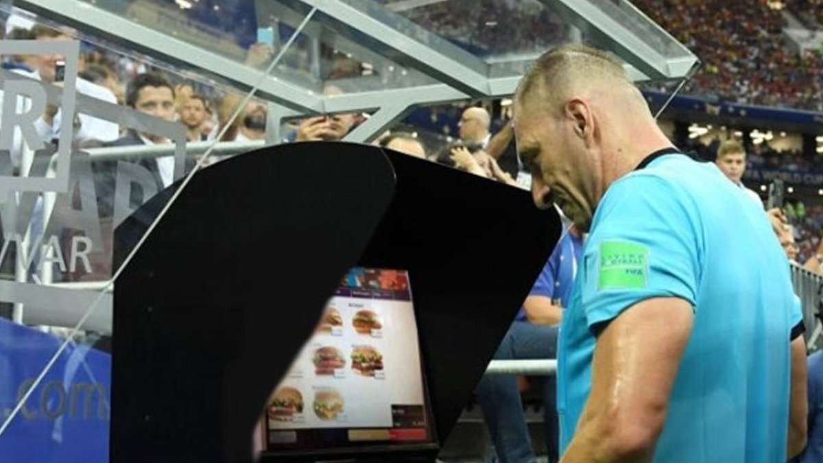 fcblau2's tweet photo. el VAR del partido (ni se han molestado en mirarlo) https://t.co/sgWBp2QZhL
