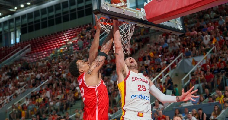 FBMadrid's tweet photo. Una España coral disfruta en la Caja Mágica 
La selección abrió una ventana al baloncesto. Al mejor. El partido ante Dinamarca en la Caja Mágica, ante más de 7.000 espectadores, fue una demostración de talento colectivo. Todos sumaron para vencer por 109… https://t.co/Yh18Z12lPW https://t.co/mFVUPzAd4I