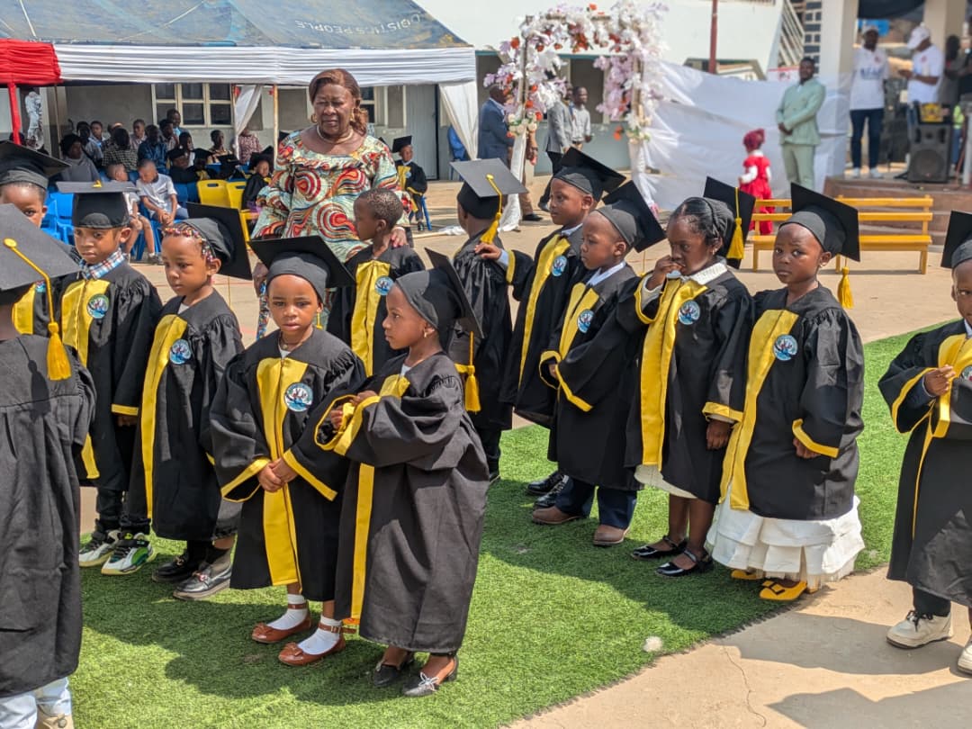 YannickNcuro4's tweet photo. 🎓Clap de fin pour 1 magnifique année scolaire au CS LAPEREAUX ! Félicitations aux lauréats, merci aux enseignants, aux parents et à toute la communauté éducative pour leur engagement. Ensemble, continuons à bâtir l'excellence. #CSLAPEREAUX #Excellence #Éducation #Bukavu #RDC https://t.co/bamZaKHsDS