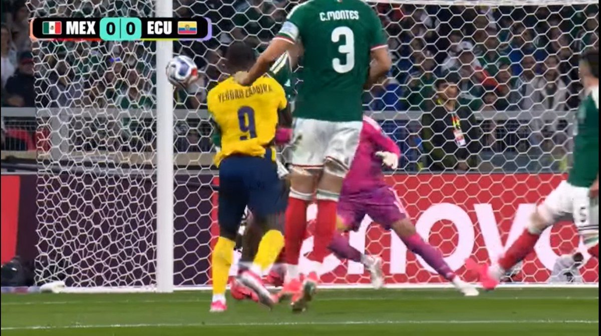 sangreazulismo's tweet photo. Se confirma entonces que 2 jugadores de la selección ecuatoriana, Kevin Rodríguez y John Yeboah se querían morir y Tala Rangel, portero de México, les salvó la vida. https://t.co/Ln3KfXx7IV