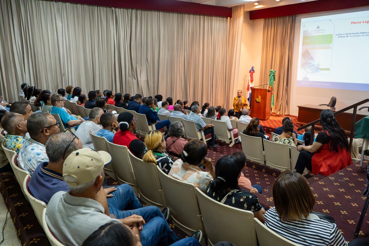 IIBIOFICIALRD's tweet photo. En el IIBI participamos en la charla SECAP, impartida por Guadalupe Sosa, del MAP, sobre clima laboral sano, cultura organizacional y llenado de la Encuesta de Clima Laboral.

La actividad contó con la presencia del Ing. Osmar A. Olivo Sosa, Alba de Paula y todo nuestro personal. https://t.co/WZL9GhzrI4