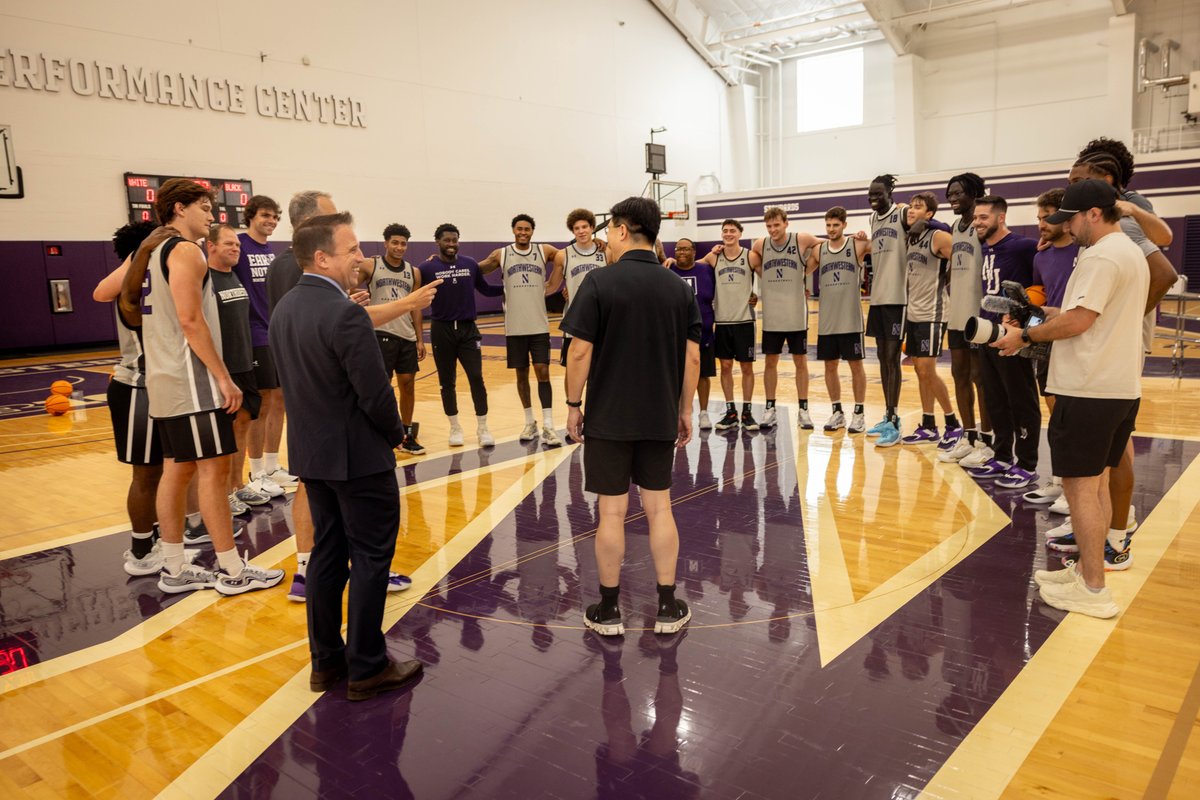 NorthwesternU's tweet photo. Yesterday's heatwave did not slow President Chiang down. He devoted much of his official first day to exploring campus and meeting with students, faculty and staff. 😎

@DanielBiss | @NUMensBball | @MedillSchool https://t.co/d1hJkE5ChQ