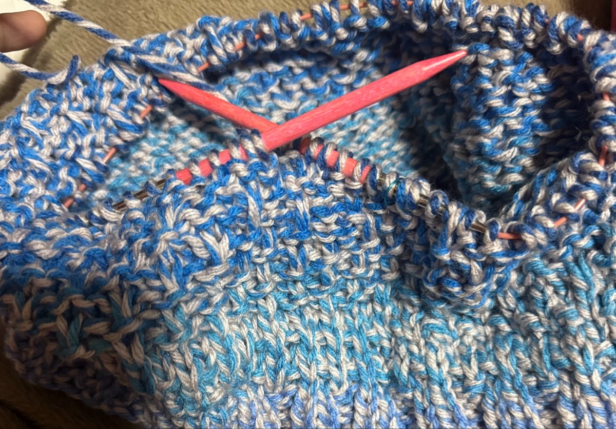 pet9519's tweet photo. 寝れないので編み物でも🧶 https://t.co/JqrtGyUu40