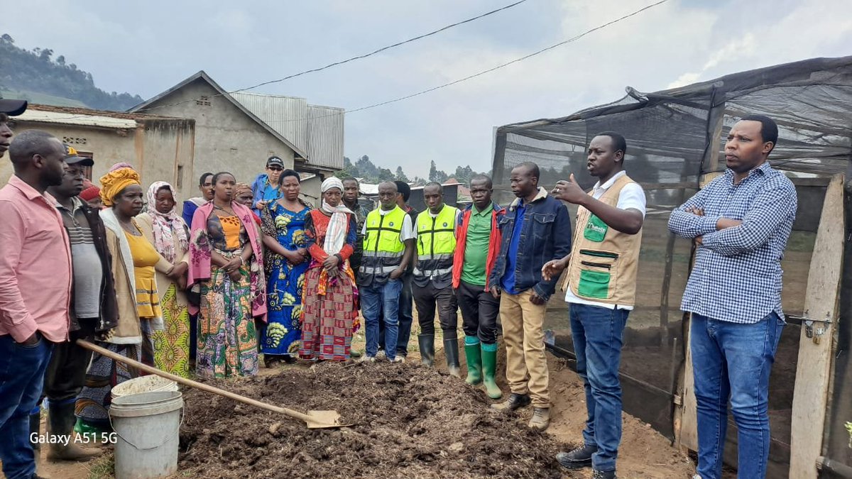 HoReCo_Rw's tweet photo. As part of the #KwihazaProject, funded by the European Union (EU) through National Agricultural Export Development Board (NAEB) under the Horticulture component and implemented by #HoReCo , 20 lead farmers from the KOTURU and KOBATU cooperatives visited KOPINDABU in Busasamana , Rubavu District for a field  exchange on professional onion production. The farmers received hands-on training in onion nursery establishment and other improved agronomic practices to boost productivity and strengthen sustainable horticulture.