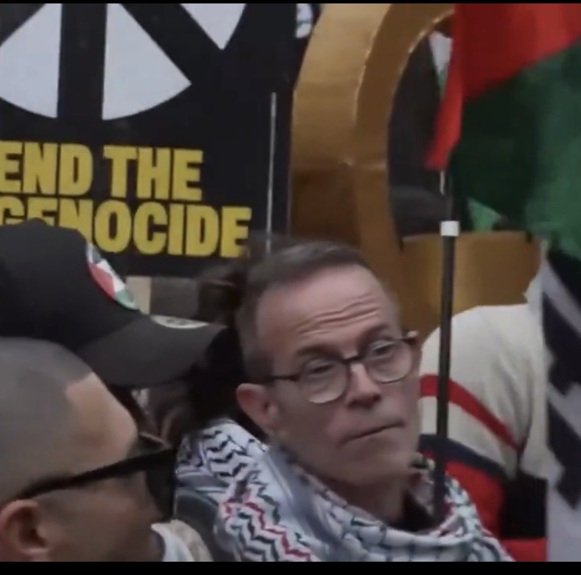 lychnis007's tweet photo. Ofcourse wherever there is Jew hate you’ll find Simon Hindmarsh, it’s his favourite hobby. The man is completely obsessed with Jews. So much so that he has no time left for working. 

Perhaps once Sadiq has visited the Nova exhibition next week he will finally do something about the toxic climate of antisemitism on London’s streets
