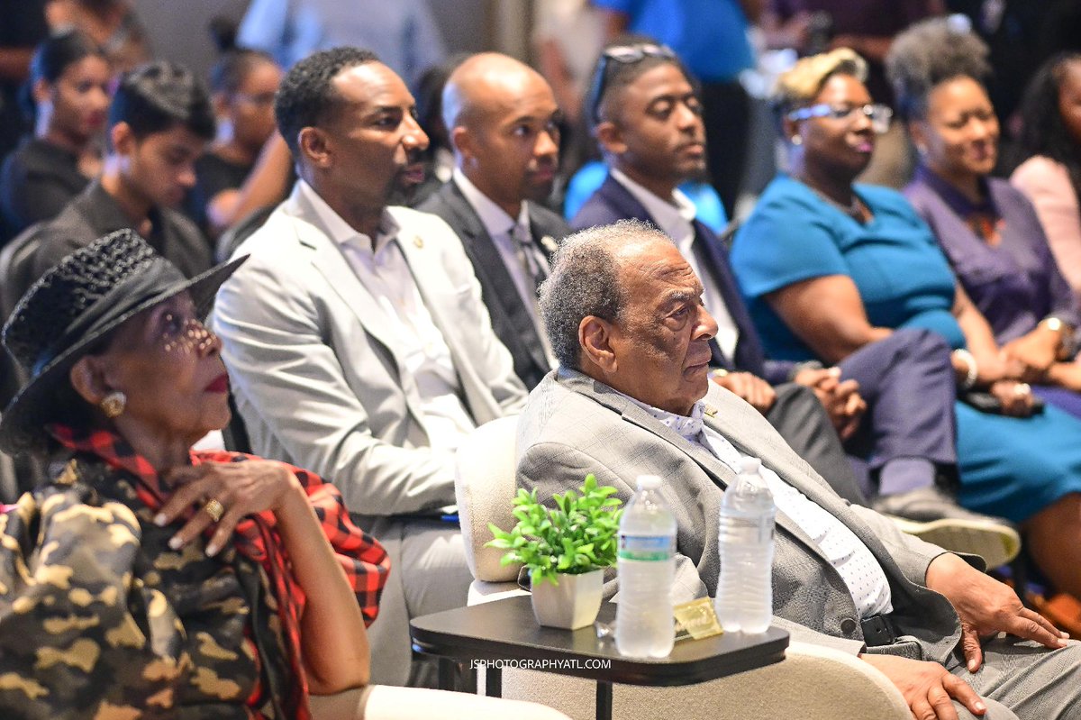 CityofAtlanta's tweet photo. Atlanta's young leaders took center stage at the Time2Give Summer Youth Employment Program Living Legacy Showcase. Students showcased projects in entrepreneurship, technology and civic leadership inspired by the legacy of Ambassador Andrew Young. Congratulations! https://t.co/IUl7Lgf8iH