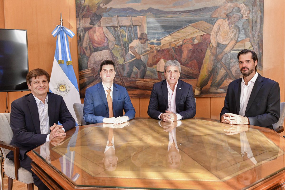 LuisCaputoAR's tweet photo. Importante👇

Junto al secretario de Asuntos Nucleares, @federamosnapoli, mantuvimos una muy buena reunión con Teófilo Lacroze, CEO de Meitner Energy Latam y Pablo Franzetti, Director de Asuntos Externos y Nuevos Negocios de la empresa en Argentina, quienes han presentado una propuesta para construir un reactor nuclear modular pequeño en Atucha, el primero de su tipo a nivel mundial.

El proyecto tendrá una inversión estimada de USD 1.200 millones y será a través de capitales privados estadounidenses en base a una patente argentina. 
Se trata del ACR-300, un reactor SMR de Generación III+ y tecnología PWR, con una potencia aproximada de 300 MWe. Esta obra creará alrededor de 2.000 puestos de trabajo directos durante las etapas de desarrollo, construcción, puesta en marcha y operación. 
 
Seguimos trabajando para impulsar la tecnología nuclear que promueve el desarrollo energético argentino 🇦🇷🇦🇷🇦🇷