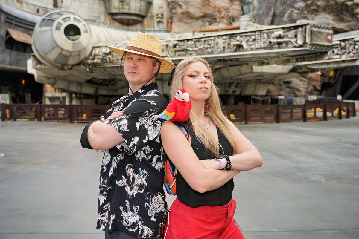 ZBexx's tweet photo. Villains are here ✅ We asked where to sign up.
When they said The First Order is always recruiting, we didn't ask any follow-up questions. 🖤🦜
#GalaxysEdge #Disneyland #DisneyBound #jafar #disneyvillains https://t.co/JJAhlQRnBG