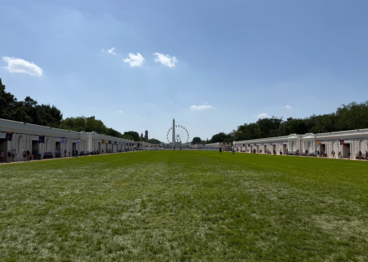 JessicaTarlov's tweet photo. Plenty of room at the State Fair! https://t.co/mU39TmZlQA