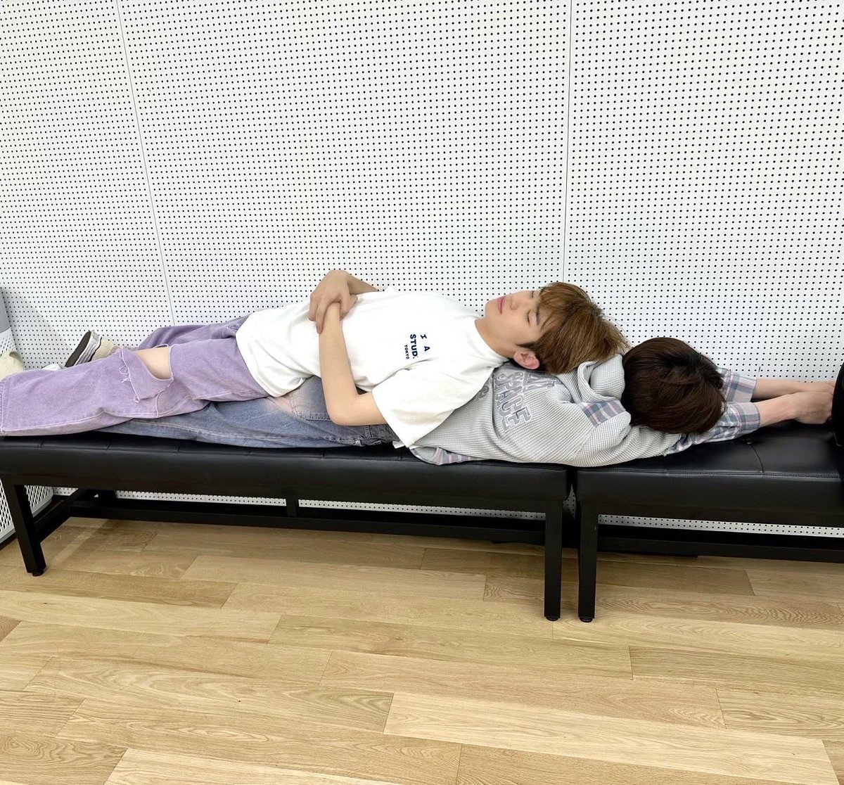 taelsooj's tweet photo. Gyurae 😭😭😭😭 i miss gyurae😭😭😭😭😭😭 gyurae sleeping 😭😭😭😭😭😭😭 Taerae on gyuvin 😭😭😭😭gyuvin in taeraes arms 😭😭😭😭😭😭😭😭😭😭😭😭😭 https://t.co/Bkl3106cSD