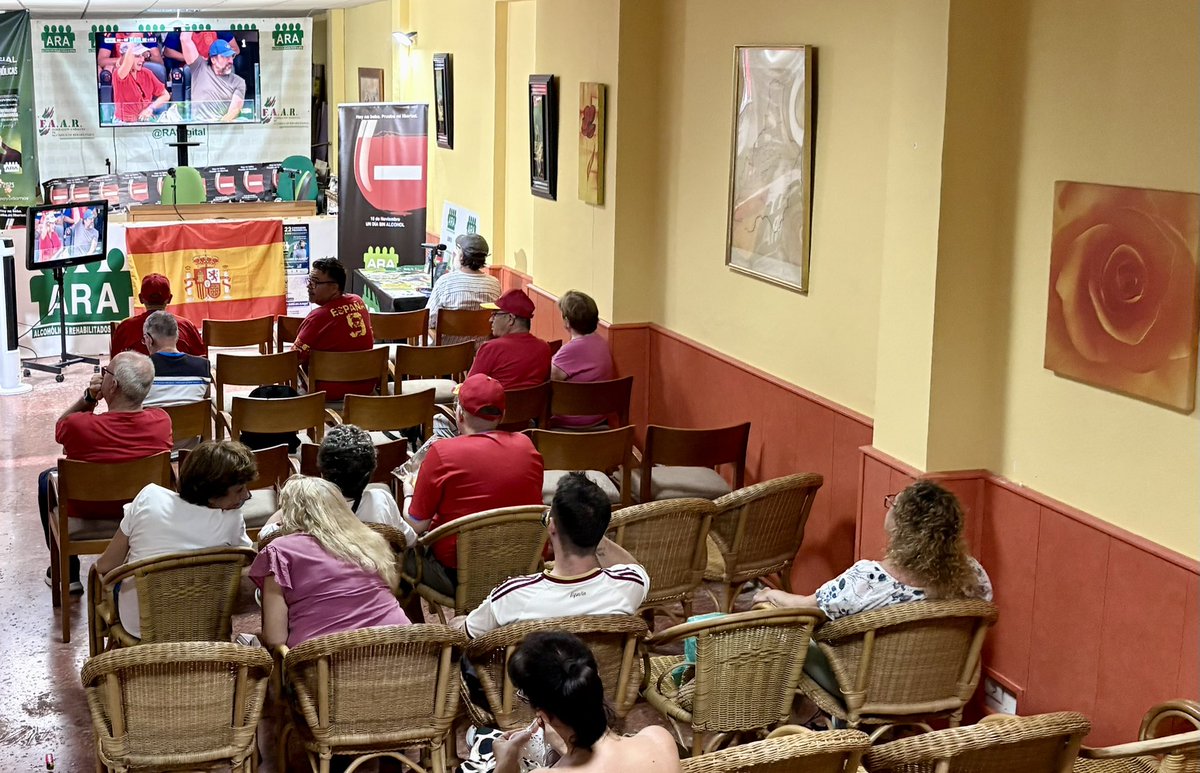 AlmeriaAra's tweet photo. ¡Vamos España!🇪🇸 

Disfrutar del fútbol nunca debe poner en riesgo tu salud, tu seguridad ni la de los demás.
#TúdecidesNosotrosteayudamos
#ARA 
#Mundial https://t.co/cMAnn32Hlv