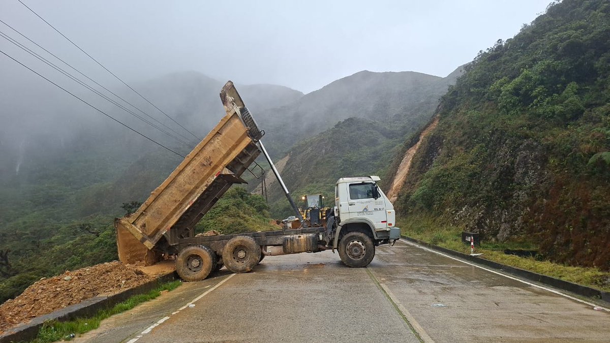 goberzamora's tweet photo. 🚜 El Ministerio de Infraestructura y Tecnología desarolla labores de limpieza y desalojo de material en la vía Zamora–Loja, tras las afectaciones provocadas por las lluvias.

📍 Km 15.3, sector El Tiro.
📍 Km 23.1, sector La Zurita.

⚠️ Circule con precaución. https://t.co/LydKmvUWsk