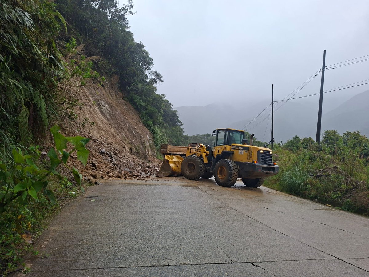 goberzamora's tweet photo. 🚜 El Ministerio de Infraestructura y Tecnología desarolla labores de limpieza y desalojo de material en la vía Zamora–Loja, tras las afectaciones provocadas por las lluvias.

📍 Km 15.3, sector El Tiro.
📍 Km 23.1, sector La Zurita.

⚠️ Circule con precaución. https://t.co/LydKmvUWsk