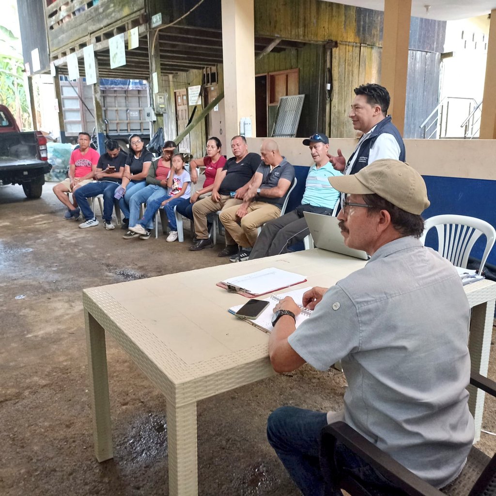 AgrocalidadZ5's tweet photo. #Bolívar | Capacitamos a pequeños productores de banano orito del cantón Caluma, sobre sintomatología, medidas de bioseguridad para prevención de FocR4T y protocolo de escamas y cochinillas, con el fin de mantener cultivos sanos y de calidad.
#AgrocalidadCapacita https://t.co/UX1UoJcyfD